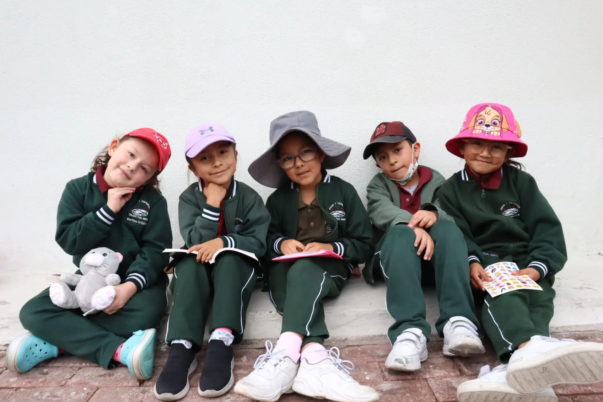 Cinco niños realizando una actividad en el recreo con libros.